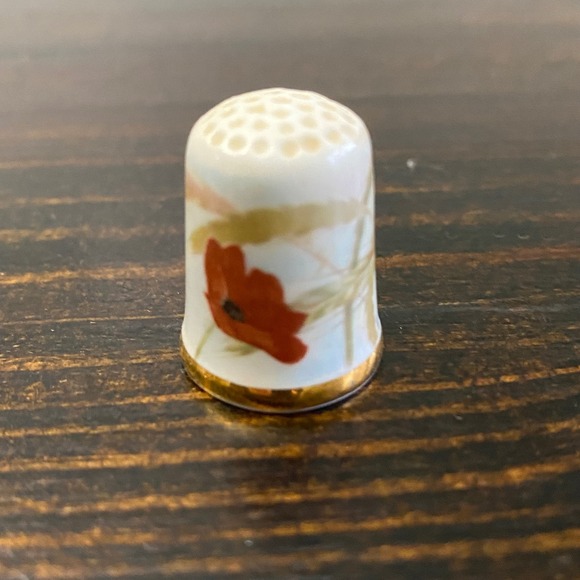 Victoria China England Bone China Thimble Harvest Mouse Poppy Gold Rim Vintage - Picture 2 of 3